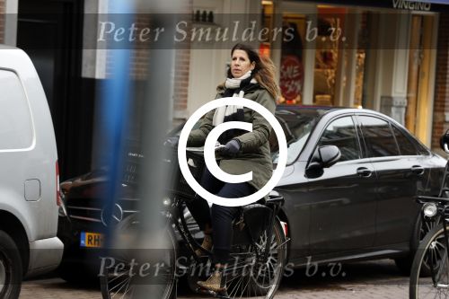 Amsterdam 5 januari 2018
Isa Hoes met mobieltje op de fiets