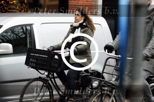 Amsterdam 5 januari 2018
Isa Hoes met mobieltje op de fiets