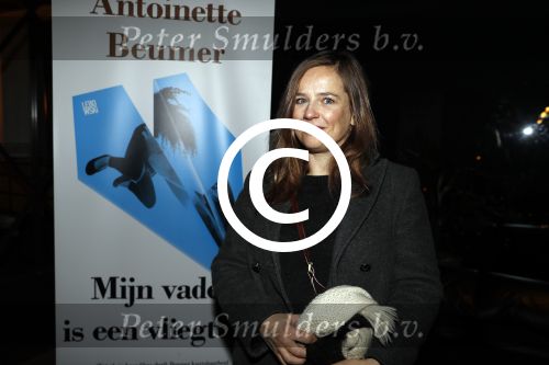Amsterdam 10 januari 2018
Boekpresentatie Antoinette Beumer. Antoinette reikt het boek uit aan Femke Halsema. Lies Visschedijk