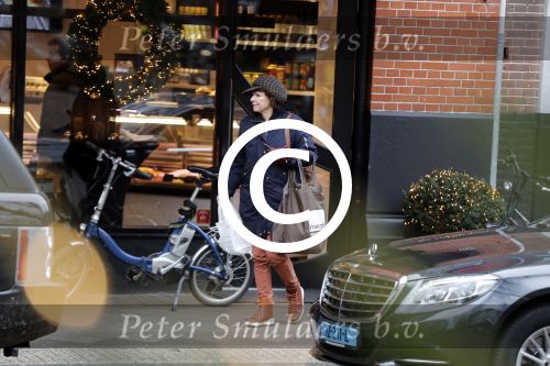 Amsterdam 4 januari 2018
Linda v Dijck doet boodschappen op de cornelis schuytstraat