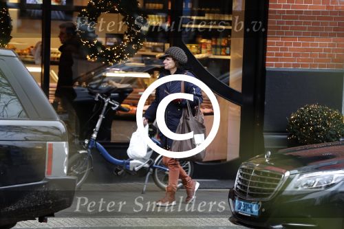 Amsterdam 4 januari 2018
Linda v Dijck doet boodschappen op de cornelis schuytstraat