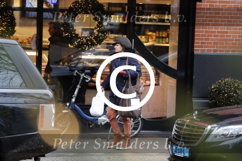 Amsterdam 4 januari 2018
Linda v Dijck doet boodschappen op de cornelis schuytstraat