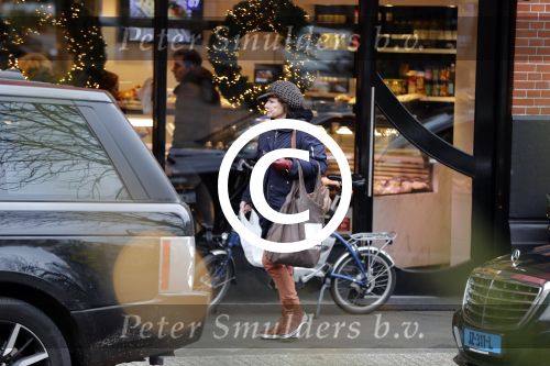 Amsterdam 4 januari 2018
Linda v Dijck doet boodschappen op de cornelis schuytstraat
