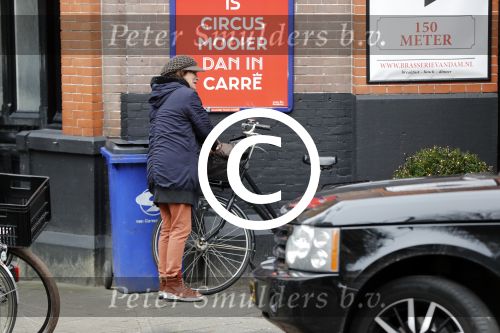 Amsterdam 4 januari 2018
Linda v Dijck doet boodschappen op de cornelis schuytstraat