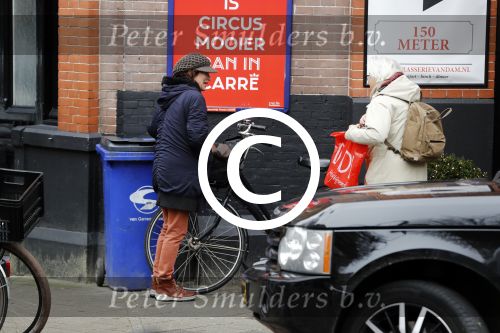 Amsterdam 4 januari 2018
Linda v Dijck doet boodschappen op de cornelis schuytstraat