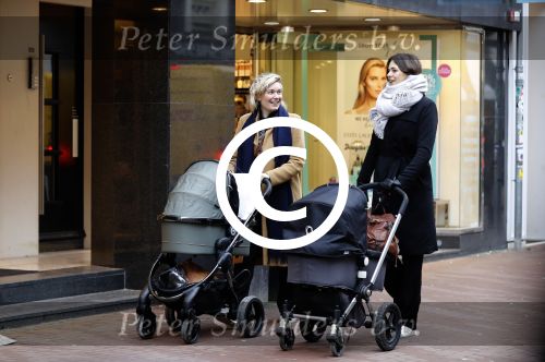 Amsterdam 5 januari 2018
Marlijn Weerdenburg achter de kinderwagen op de pc hooftstraat