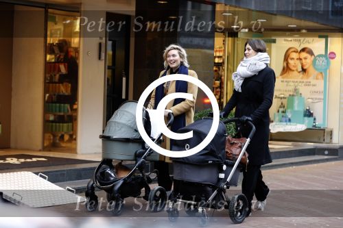 Amsterdam 5 januari 2018
Marlijn Weerdenburg achter de kinderwagen op de pc hooftstraat