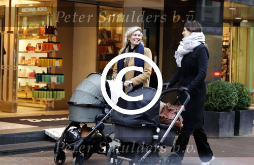 Amsterdam 5 januari 2018
Marlijn Weerdenburg achter de kinderwagen op de pc hooftstraat