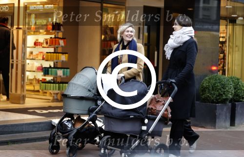 Amsterdam 5 januari 2018
Marlijn Weerdenburg achter de kinderwagen op de pc hooftstraat