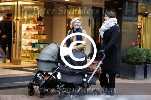 Amsterdam 5 januari 2018
Marlijn Weerdenburg achter de kinderwagen op de pc hooftstraat