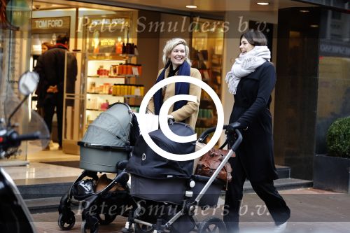 Amsterdam 5 januari 2018
Marlijn Weerdenburg achter de kinderwagen op de pc hooftstraat