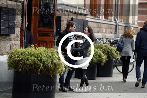 Amsterdam 27 januari 2018 
Martijn Krabbe en zijn vriendin Noi Pakon verlaten het conservatorium Hotel op Martijn zijn vespa scooter