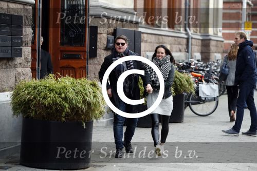 Amsterdam 27 januari 2018 
Martijn Krabbe en zijn vriendin Noi Pakon verlaten het conservatorium Hotel op Martijn zijn vespa scooter