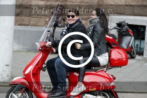 Amsterdam 27 januari 2018 
Martijn Krabbe en zijn vriendin Noi Pakon verlaten het conservatorium Hotel op Martijn zijn vespa scooter