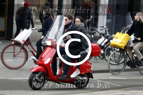 Amsterdam 27 januari 2018 
Martijn Krabbe en zijn vriendin Noi Pakon verlaten het conservatorium Hotel op Martijn zijn vespa scooter