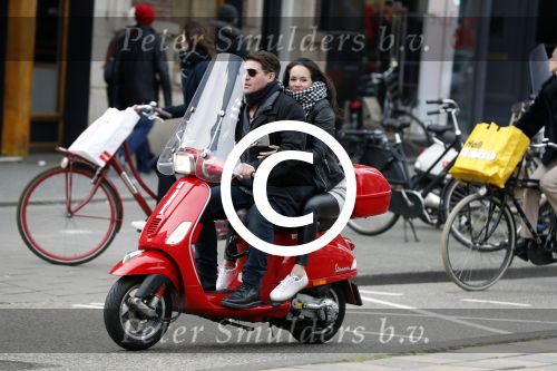 Amsterdam 27 januari 2018 
Martijn Krabbe en zijn vriendin Noi Pakon verlaten het conservatorium Hotel op Martijn zijn vespa scooter