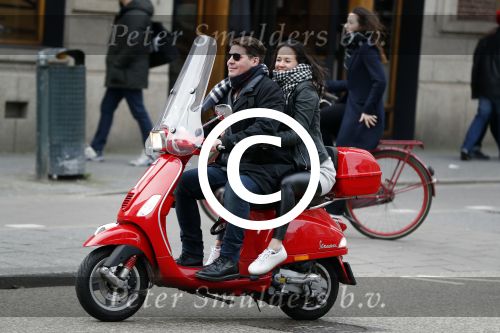 Amsterdam 27 januari 2018 
Martijn Krabbe en zijn vriendin Noi Pakon verlaten het conservatorium Hotel op Martijn zijn vespa scooter