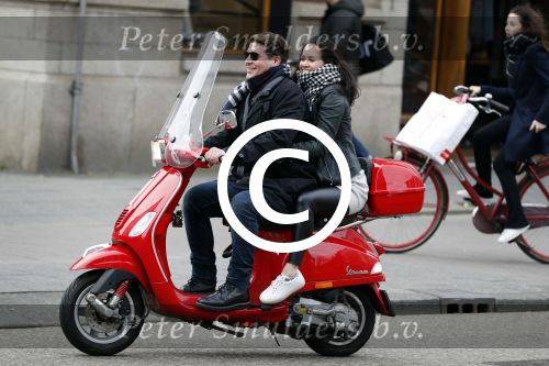 Amsterdam 27 januari 2018 
Martijn Krabbe en zijn vriendin Noi Pakon verlaten het conservatorium Hotel op Martijn zijn vespa scooter