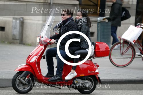Amsterdam 27 januari 2018 
Martijn Krabbe en zijn vriendin Noi Pakon verlaten het conservatorium Hotel op Martijn zijn vespa scooter
