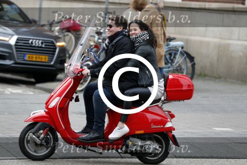 Amsterdam 27 januari 2018 
Martijn Krabbe en zijn vriendin Noi Pakon verlaten het conservatorium Hotel op Martijn zijn vespa scooter