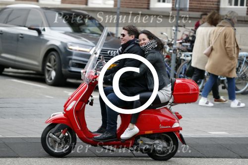 Amsterdam 27 januari 2018 
Martijn Krabbe en zijn vriendin Noi Pakon verlaten het conservatorium Hotel op Martijn zijn vespa scooter