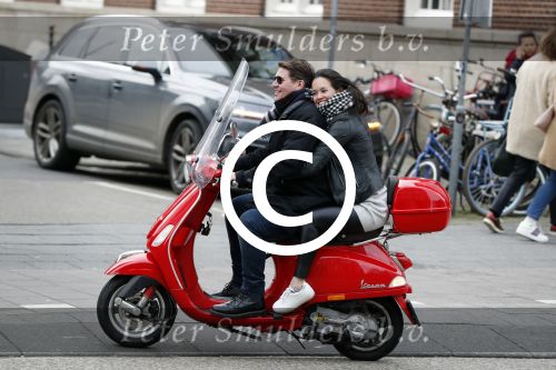 Amsterdam 27 januari 2018 
Martijn Krabbe en zijn vriendin Noi Pakon verlaten het conservatorium Hotel op Martijn zijn vespa scooter