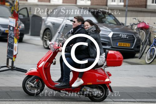 Amsterdam 27 januari 2018 
Martijn Krabbe en zijn vriendin Noi Pakon verlaten het conservatorium Hotel op Martijn zijn vespa scooter