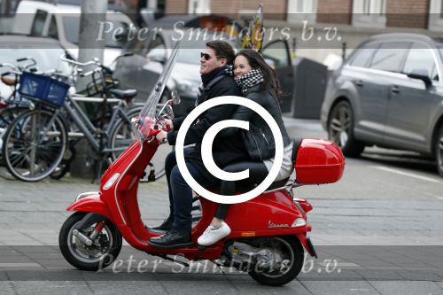 Amsterdam 27 januari 2018 
Martijn Krabbe en zijn vriendin Noi Pakon verlaten het conservatorium Hotel op Martijn zijn vespa scooter