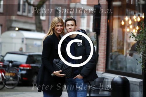 Amsterdam 22 januari 2018 
Esteel Cruijff met haar zoon Maxim Gullit op de cornelis schuytstraat