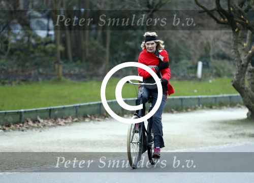 Amsterdam 11 januari 2018 
Mieke v d Weij na het sporten op de fiets in het vondelpark.