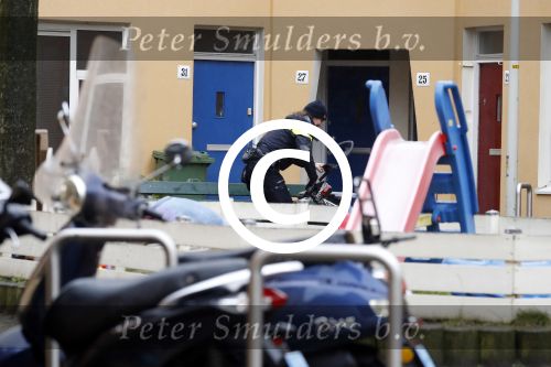 Den Haag 15 januari 2018
Een politiaagent aan de deur bij de ouders van Barbie ( Samantha de Jong) en bij haar huis