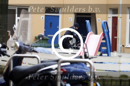Den Haag 15 januari 2018
Een politiaagent aan de deur bij de ouders van Barbie ( Samantha de Jong) en bij haar huis