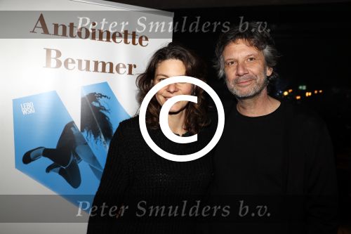Amsterdam 10 januari 2018
Boekpresentatie Antoinette Beumer. Antoinette reikt het boek uit aan Femke Halsema.
Rifka Lodeizen met haar partner Caspar Wijers