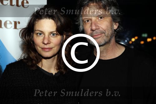 Amsterdam 10 januari 2018
Boekpresentatie Antoinette Beumer. Antoinette reikt het boek uit aan Femke Halsema.
Rifka Lodeizen met haar partner Caspar Wijers