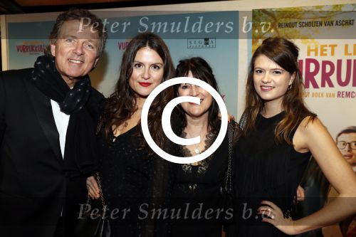 Amsterdam 22 januari 2018
Premiere het leven in vurrukkuluk in Tuschinski. Robert ten Brink met zijn vrouw en dochters