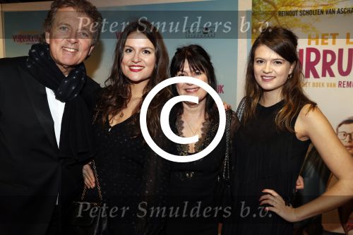 Amsterdam 22 januari 2018
Premiere het leven in vurrukkuluk in Tuschinski. Robert ten Brink met zijn vrouw en dochters