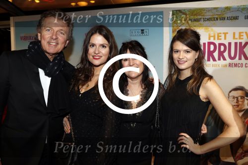 Amsterdam 22 januari 2018
Premiere het leven in vurrukkuluk in Tuschinski. Robert ten Brink met zijn vrouw en dochters