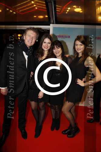 Amsterdam 22 januari 2018
Premiere het leven in vurrukkuluk in Tuschinski. Robert ten Brink met zijn vrouw en dochters