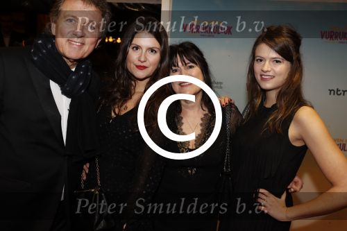 Amsterdam 22 januari 2018
Premiere het leven in vurrukkuluk in Tuschinski. Robert ten Brink met zijn vrouw en dochters