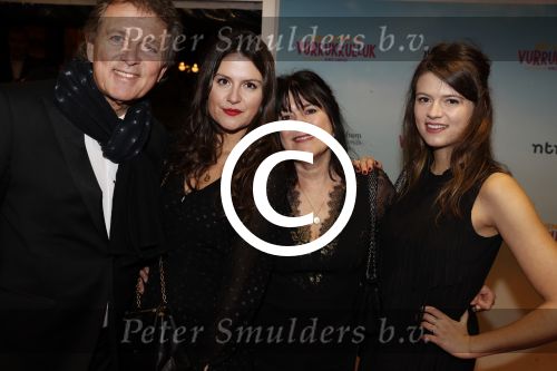 Amsterdam 22 januari 2018
Premiere het leven in vurrukkuluk in Tuschinski. Robert ten Brink met zijn vrouw en dochters