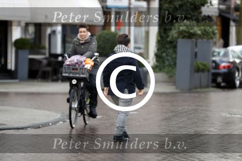 Amsterdam 17 januari 2018 
Roel v Velsen doet boodschappen op de cornelis schuytstraat