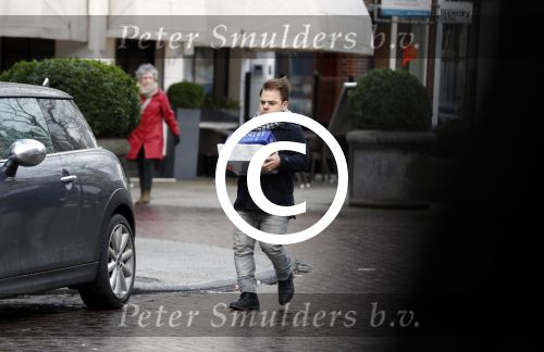 Amsterdam 17 januari 2018 
Roel v Velsen doet boodschappen op de cornelis schuytstraat