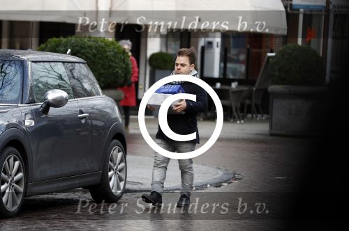 Amsterdam 17 januari 2018 
Roel v Velsen doet boodschappen op de cornelis schuytstraat