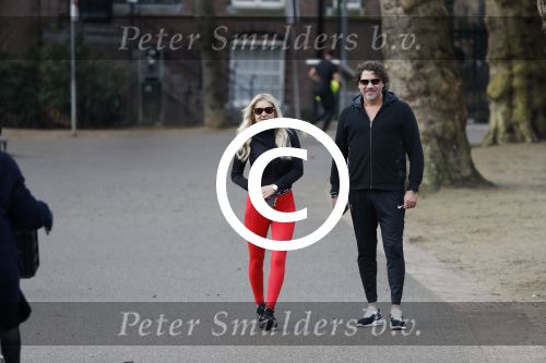 Amsterdam 6 januari 2018
Sonja bakker met haar nieuwe vriend Barry van Suijdam in het vondelpark.