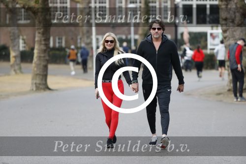 Amsterdam 6 januari 2018
Sonja bakker met haar nieuwe vriend Barry van Suijdam in het vondelpark.