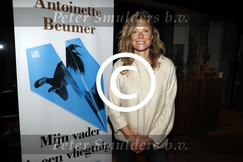Amsterdam 10 januari 2018
Boekpresentatie Antoinette Beumer. Antoinette reikt het boek uit aan Femke Halsema.Sophie Hilbrand