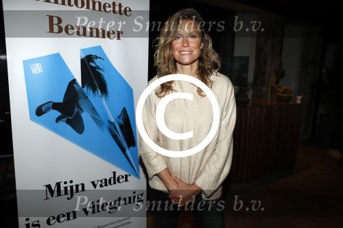 Amsterdam 10 januari 2018
Boekpresentatie Antoinette Beumer. Antoinette reikt het boek uit aan Femke Halsema.Sophie Hilbrand