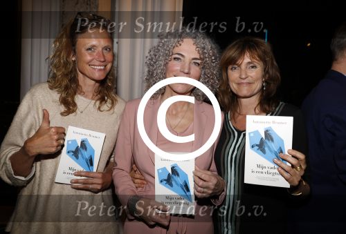Amsterdam 10 januari 2018
Boekpresentatie Antoinette Beumer. Antoinette reikt het boek uit aan Femke Halsema.Sophie Hilbrand