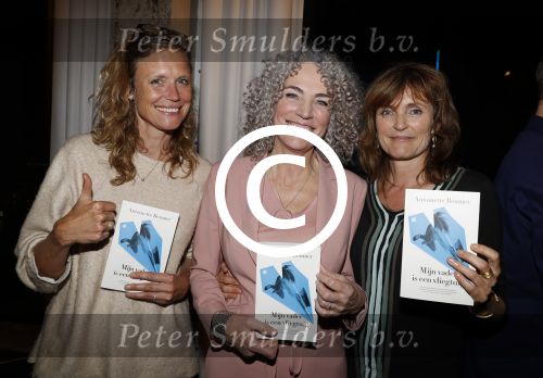 Amsterdam 10 januari 2018
Boekpresentatie Antoinette Beumer. Antoinette reikt het boek uit aan Femke Halsema.Sophie Hilbrand