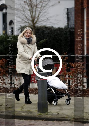 Bentveld 6 januari 2018
Moeder van Tessa Rolink achter de kinderwagen. hun huis